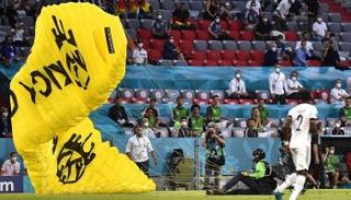 اقتحام ملعب أليانز أرينا قبل أيام 