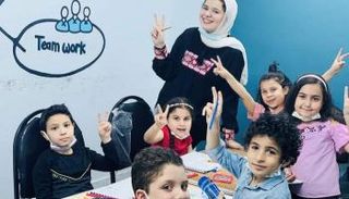 سالي مجدي مع مجموعة من الأطفال