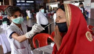 سيدة تخضع لاختبار فيروس كورونا بالهند