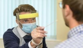 شخص يخضع لاختبار كورونا في بريطانيا- أرشيفية