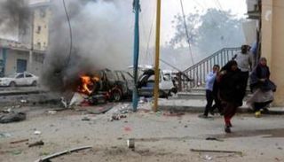 آثار أحد الانفجارات في الصومال - أرشيفية