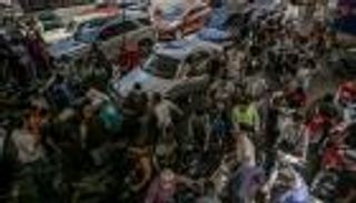 هكذا تكيف اللبنانيين مع طوابير محطات الوقود.. محنة بطعم الأمل