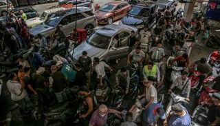 اللبنانيين ينتظرون ساعات طويلة أمام محطات الوقود - رويترز