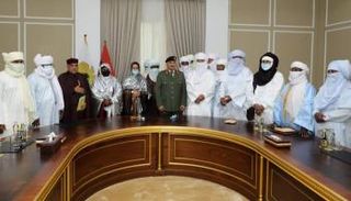 شيوخ قبائل الطوارق مع قائد الجيش الليبي المشير حفتر - أرشيفية