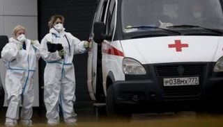سيارة إسعاف لنقل مصابي كورونا في روسيا- أرشيفية