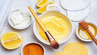 الكركم يعالج قشرة الشعر وحب الشباب