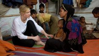 كيت بلانشيت مع بعض اللاجئات من الروهينجا