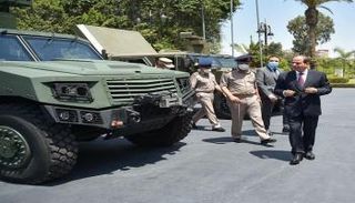 الرئيس المصري خلال تفقد المركبات متعددة المهام
