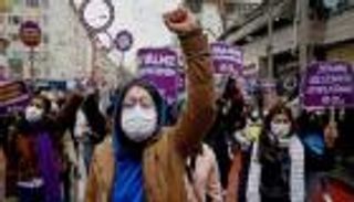 مسيرة نسائية في إسطنبول ضد قرار أردوغان