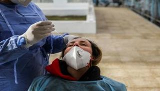 سيدة تخضع لاختبار كورونا في تونس- أرشيفية