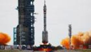 رواد فضاء صينيون يصلون إلى محطة الفضاء