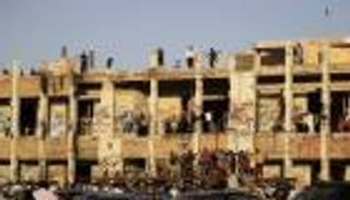 "باب العزيزية".. حصن القذافي المنيع ينهار تحت أقدام المشردين 