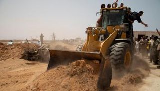 جانب من الطريق الذي يراوح مكانه بين الفتح والنفي