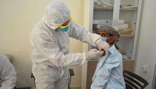 مواطن يمني يتلقى لقاح كورونا