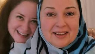 الفنانة نورا مع مي نور الشريف