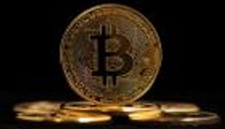 أسعار العملات الرقمية اليوم.. بيتكوين تهوي والدولار يتوحش