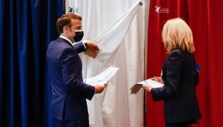 الرئيس الفرنسي إيمانويل ماكرون وزوجته -رويترز