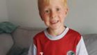 بعد مرض لاعب الدنمارك.. طفل يجمع أموال لأجهزة تنظيم ضربات القلب
