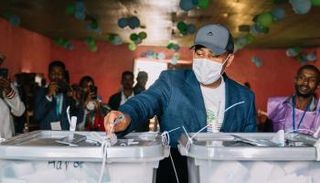 آبي أحمد رئيس الوزراء الإثيوبي يدلي بصوته