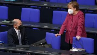  المستشارة الألمانية أنجيلا ميركل تتحدث مع وزير المالية أولاف شولتز