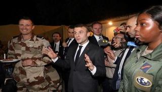 الرئيس الفرنسي وسط قوات بلاده في مالي