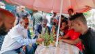 سابقة بإثيوبيا.. آبي أحمد ضيفا على مطعم شعبي بيوم الانتخابات