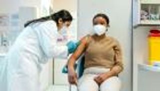 هل تؤثر لقاحات كورونا على الدورة الشهرية؟ أطباء يجيبون