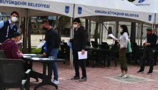 الخريجون وهم يصطفون لتقديم أوراقهم