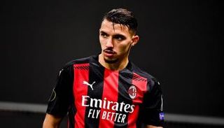 إسماعيل بن ناصر لاعب وسط ميلان