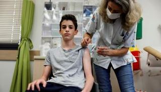 مراهق يتلقى جرعة من لقاح ضد مرض فيروس كورونا