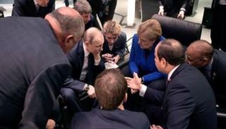 لقطة تشاور لميركل وبوتين والسيسي في مؤتمر برلين 1 - أرشيفية