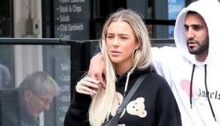 ورد تايلور خطيبة رياض محرز