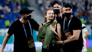 الفتاة أثناء طردها من الملعب