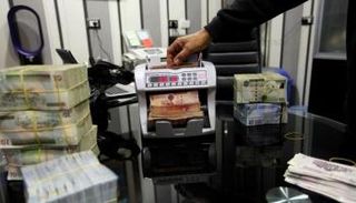 موظف بأحد مصارف ليبيا (أرشيفية)