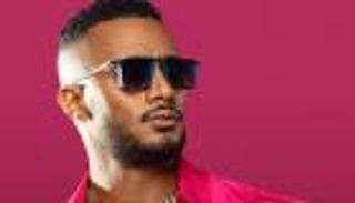 محمد رمضان يُقبل يد نجمته المفضلة.. فمن هي؟