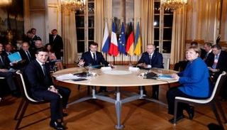 صورة تجمع بوتين وميركل وماكرون