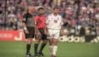 قصة صورة.. بطولة اليورو تجمع 3 من عظماء كرة القدم