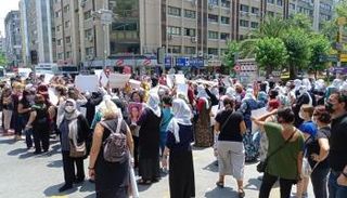 وقفة نسائية احتجاجية في إزمير التركية