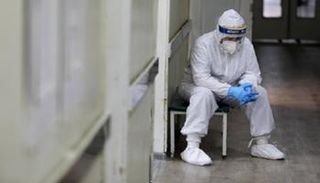 أحد أفراد الطواقم الطبية في روسيا- أرشيفية