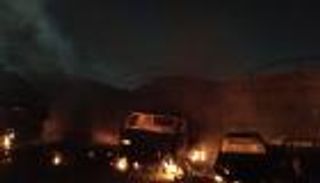 صور.. نيران وزارة الزراعة في مصر تلتهم موقف سيارات