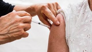 شخص يتلقى لقاحا ضد فيروس كورونا