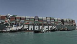  جانب من تعويم السفينة الجانحة 