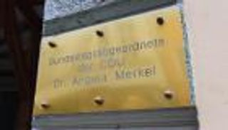 "مكتب ميركل".. اشتباه في قنبلة ومسحوق أبيض وعملية أمنية