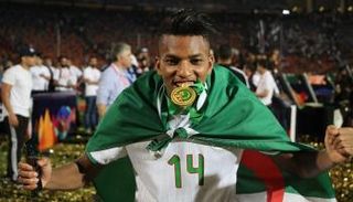 هشام بوداوي نجم فريق نيس الفرنسي ومنتخب الجزائر