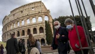 مواطنان إيطاليان يسيران في شوارع روما