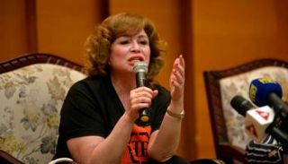 إلهام شاهين تحدث خلال ندوة تكريمها