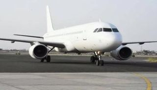 طائرة شركة طيران الأسكندرية أثناء وصولها مطار عدن
