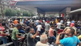 تدافع أمام محطات البنزين في لبنان