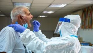 شخص يخضع لاختبار كورونا في إسرائيل- أرشيفية