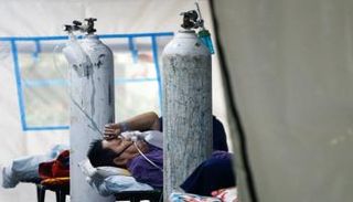 خيام طوارئ أمام مستشفيات جاكرتا 